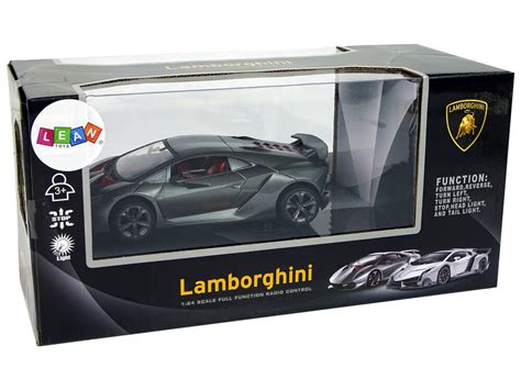 Nuotoliniu būdu valdomas automobilis trasoje