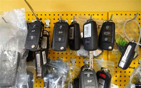 Įvairių tipų automobilių raktai ir kortelės