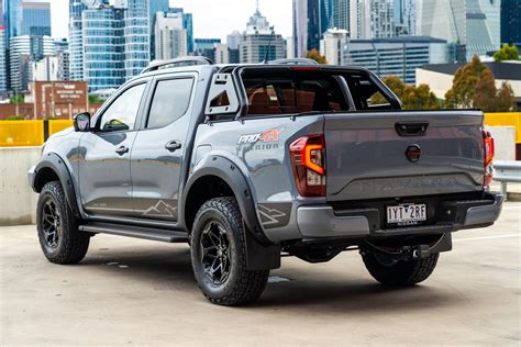 Nissan Navara automobilis visureigio aplinkoje