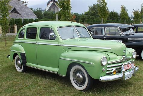 Automobilis su baltašonėmis padangomis 1930-1940 m.