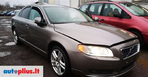 Volvo S80 automobilis vasaros dieną