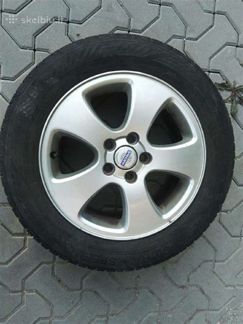 Volvo S60 su skirtingais ratlankiais