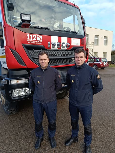 Ugniagesiai gelbėtojai dirba avarijos vietoje