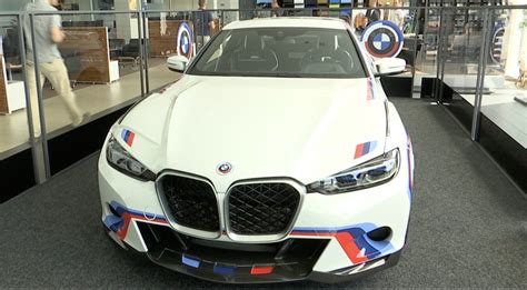 BMW automobilis su lipdukais