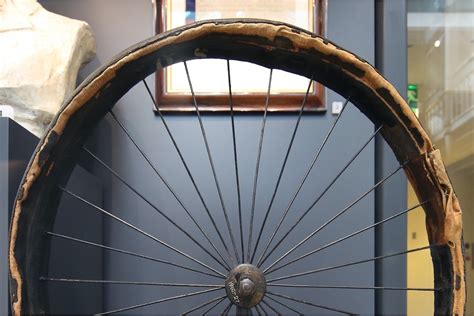 Istorinė John Boyd Dunlop nuotrauka su pirmaisiais pneumatiniais ratais