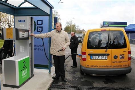 SGD degalinė ir automobilis