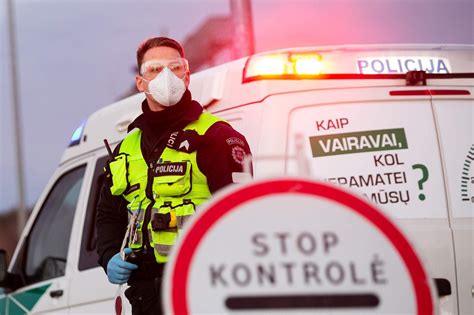 Simbolinis paveikslas, vaizduojantis policijos patruliavimą keliuose