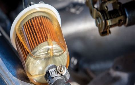 Automobilio kuro filtro spaustuko atidarymas