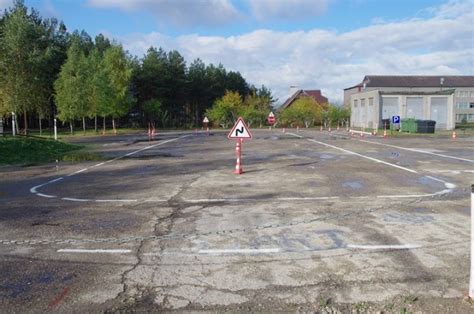 Vairavimo mokyklos aikštelė su motociklais