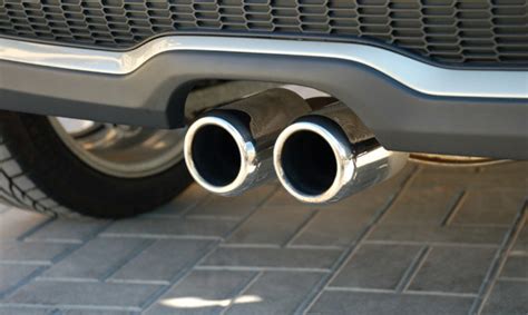 Susidėvėjęs automobilio duslintuvas