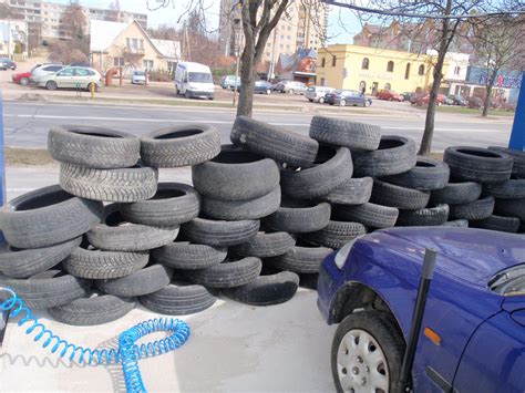 Informatyvi iliustracija apie padangų atliekų žalą gamtai