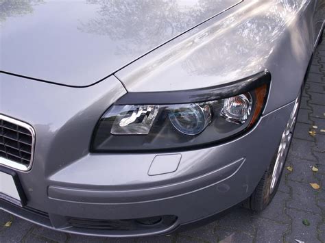 Nuotrauka su skirtingais galinių žibintų tipais Volvo V50
