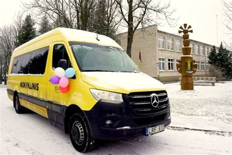 Mokyklinis automobilis su mokytoju