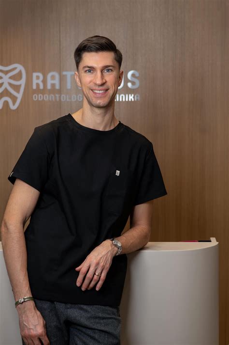 Artūras, atliekantis fizioterapijos pratimus