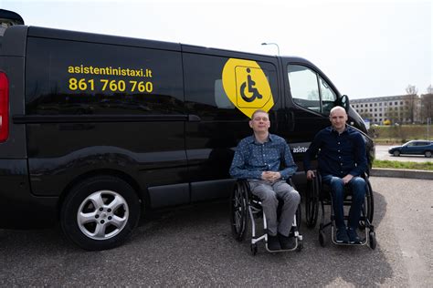 Mindaugas, sėdintis neįgaliojo vežimėlyje ir dirbantis kompiuteriu