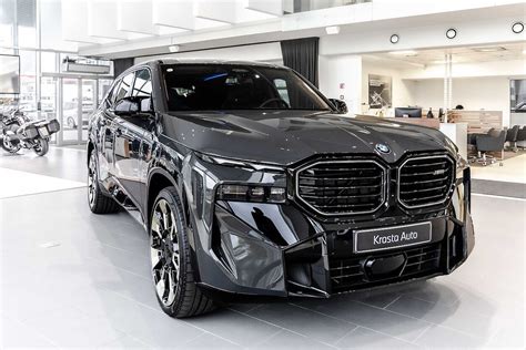 BMW 7 serijos automobilis su pakeistu priekiniu langu