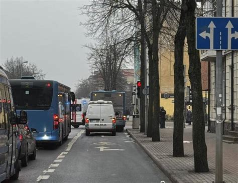 Susidūrimas autobuso ir vilkiko kelyje